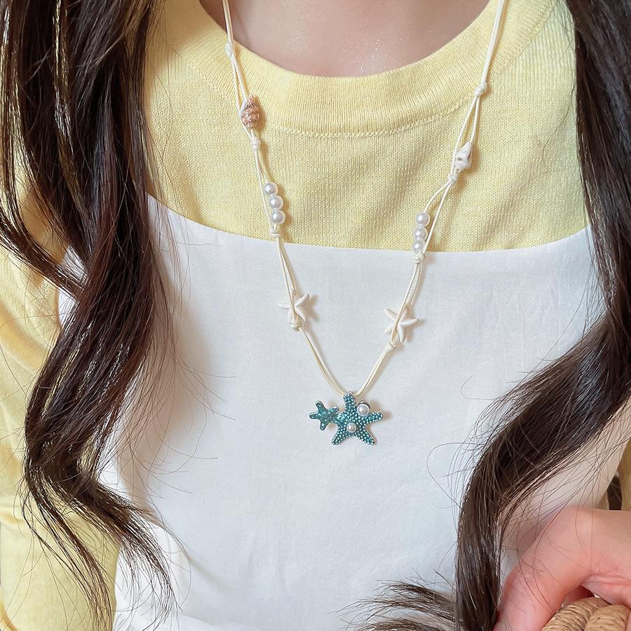 שרשרת בוהמית וינטג' עם גדילים לקפה, תליון פרפר אתני, שרשרת סוודר 2025.