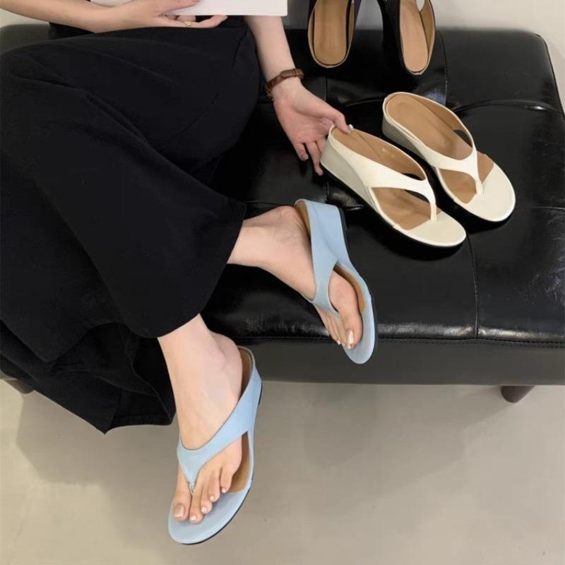 Móda Evropská a Americká Móda Univerzální Pantofle na Klínku s Kulatou Špičkou pro Ženy Nosit Sandály na Silné Podrážce a Plážovou Obuv