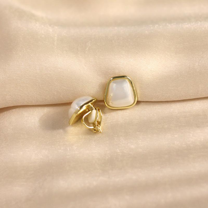 Clips d'oreilles triangle français haut de gamme sans piercing - Boucles d'oreilles simples, élégantes, de style luxueux pour femmes