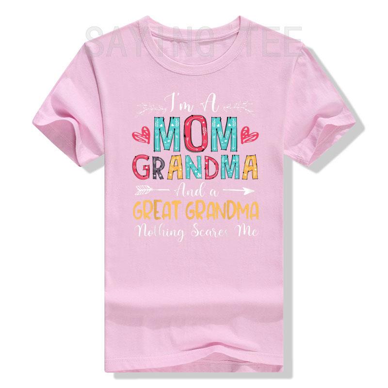 Jsem máma, babička a prababička. Nic mě nevyděsí. Tričko s potiskem písmen a nápisů. Grafické tričko. Topy. Dárky pro maminku ke Dni matek.