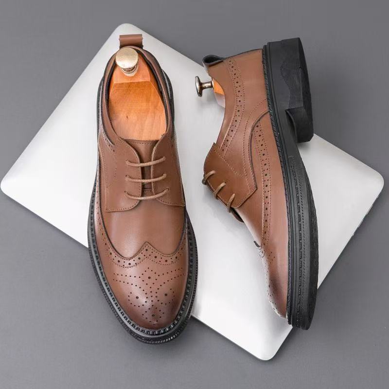 Fashion Spring Autumn New Designer Dress Shoes for Men Fashion Casual Solid Color Leather Shoes Male Lace Hallow Brogue Shoe Man