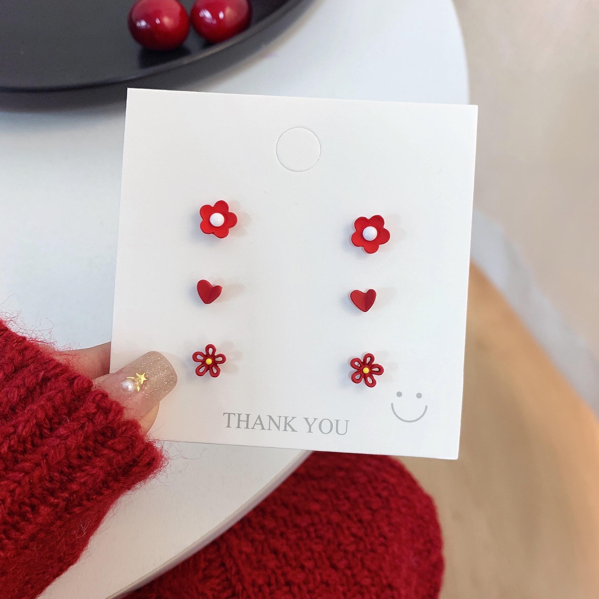 

Комплект серег с подвеской в виде красного цветка и жемчуга – простой дизайн серебряных игл