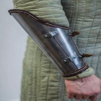 Autentické halloweenské kostýmní náramky na ruce ve středověkém stylu, vyrobené z oceli a kůže. Odolné LARP brnění pro cosplay, renesanční jarmarky.