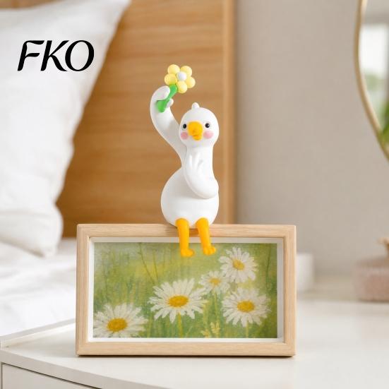 Small Space Decoration Resin Duck Decor for Desk Car Dashboard TV Monitor, Mini Colorful Figurine Figurine, Cute Holding Flower Ornament, Playful Gift