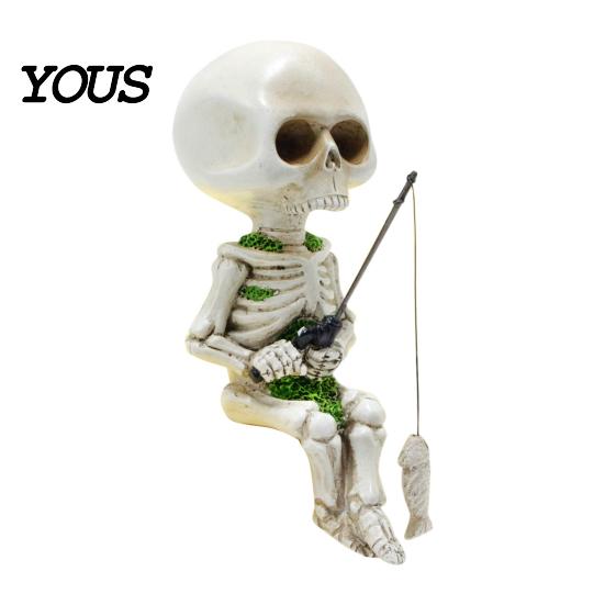 Realistic Skull Texture Sculpture Yard Ornament, Fishing Shape Synthetic Resin Sculpture, Decor Distressed Sitting Design Figurine for Fish