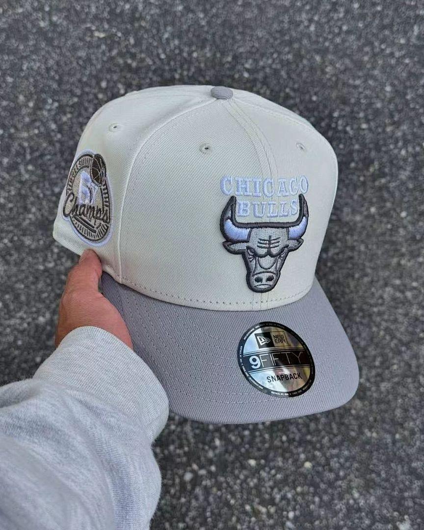 Nieuwjaars Basketbalteam Pet Chicago Bulls Hoofd Geborduurd Pet Buiten Mannen en Vrouwen Sport Baseballpet Adjustable (54cm-62cm) white