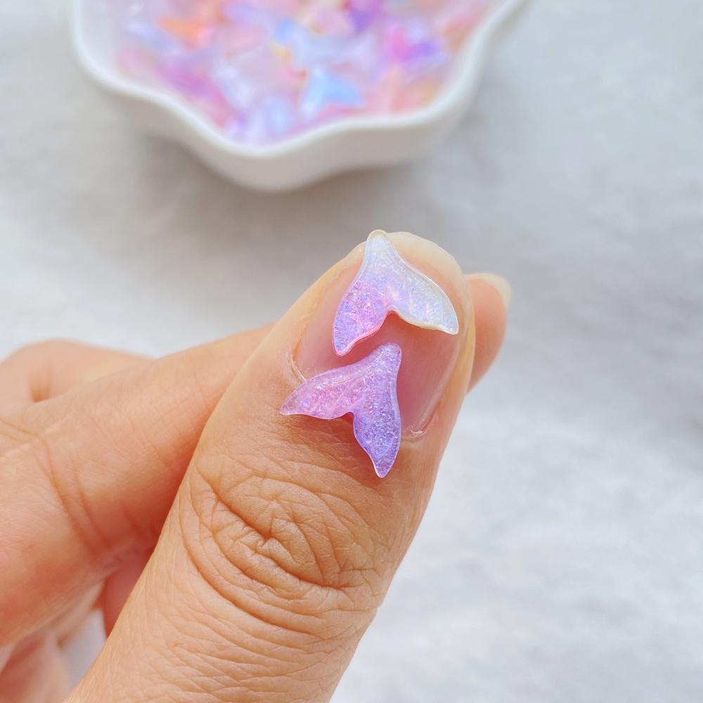 50 Stück Niedliche Mini Bunte Glänzende Fischschwanz Nagelkunst Harz Designer Anhänger DIY Basteln Für Nagel 3D Dekorationen Schmuck