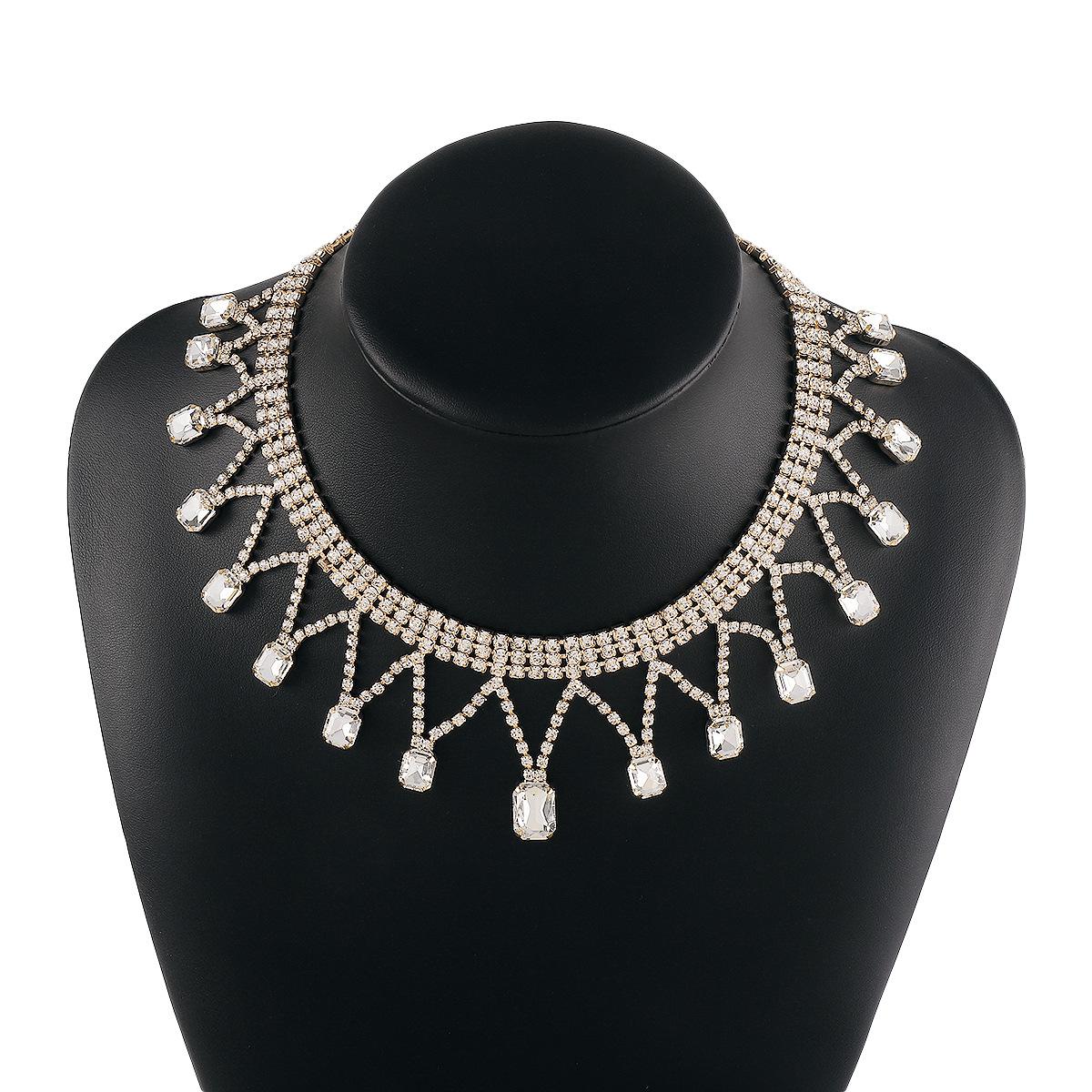 

Women European Retro Light Luxury Crystal Tassel Pendant Necklace Fashion Heavy Duty Elegant Dinner Clavicle Necklace золотий