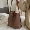Retro large-capacity commuter bag New trendy bucket bag Versatile shoulder messenger bag Tote bag women