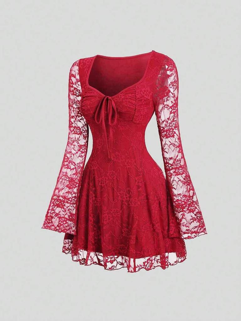 Frühjahr/Sommer 2026 Französisches Retro-Minikleid aus Spitze mit eckigem Ausschnitt, Bindebändern und langen Ärmeln