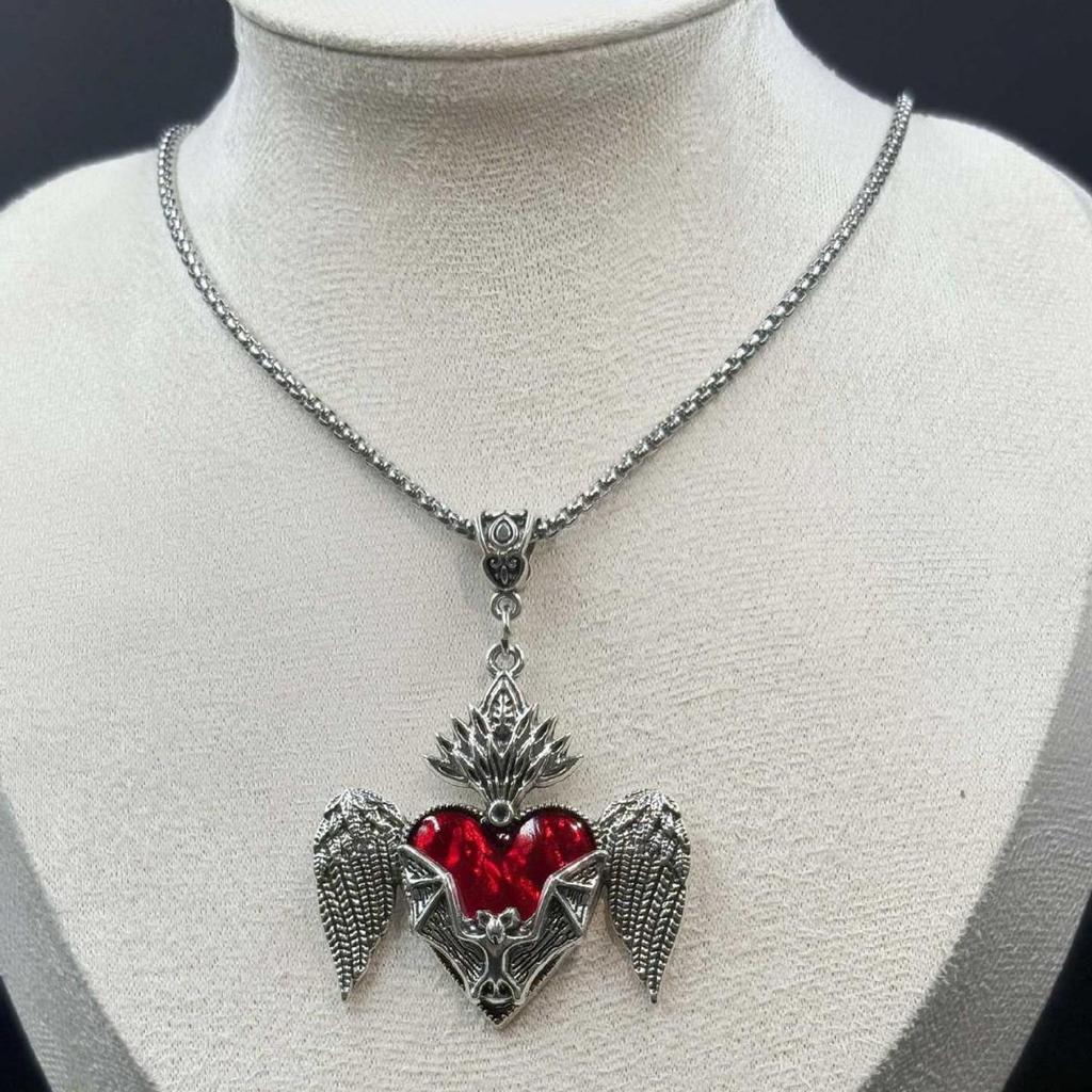 Gotischer Punk Herz Anhänger mit Fledermaus und Engelsflügel Design