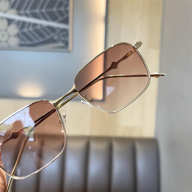 UV400 Rectangle Sunglasses Trendy High-Quality Metal Frame Punk Sun Glasses Travel Shades for Women & Men