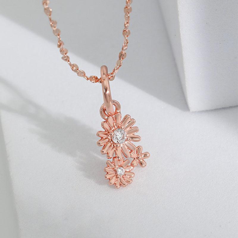 Schenken Sie Ihrer Mutter eine Nelkenkette mit Diamanten, eine schlichte, japanische und koreanische Halskette mit kleinen Gänseblümchen.