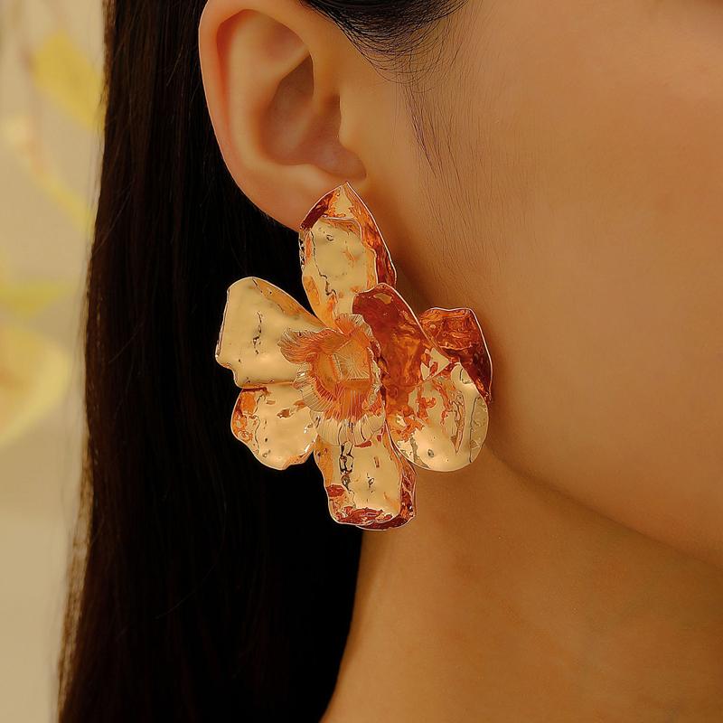 Vintage Metal Big Flower Shaped Stud Earrings for Women Exaggerated Gold Color Floral Statement Earrings Holiday Jewelry