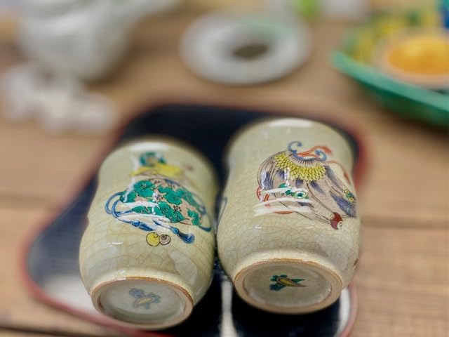 Kutani [couple Teacup] Treasure-filled “Ura-e”