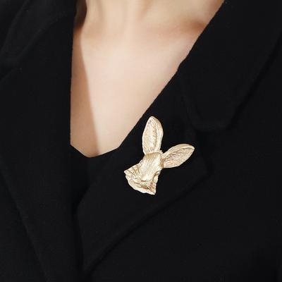 Broche retro dorado de conejo nicho para hombre y mujer temperamento literario pin traje ramillete accesorios de alta gama