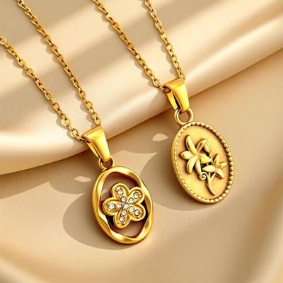 Korean-Japanese Four-Leaf Clover Zirconia Pendant Necklace with Rotating Design - Simple, Elegant, and Versatile Choker.