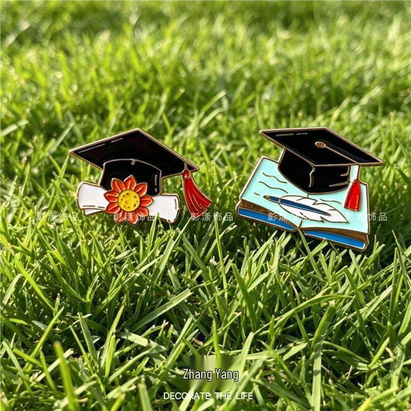Creative Graduation Brooch: Bachelor Cap & Doctor Hat Metal Badge Souvenir Gift with Flower & Book Design