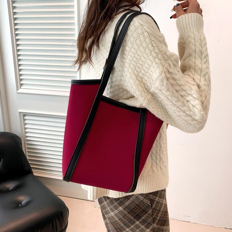 Fashionable Minimalist Women's Tote Bag 2024 Large Capacity Everyday Purse Options