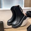 Kleine europäische Stiefel, quadratische Spitze, erhöht, dicke Sohle, Friedensstraßen-Stil, kleine Kurzstiefel zum Tragen mit Röcken sind im Trend