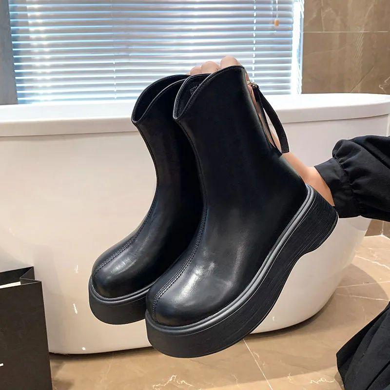 Kleine europäische Stiefel, quadratische Spitze, erhöht, dicke Sohle, Friedensstraßen-Stil, kleine Kurzstiefel zum Tragen mit Röcken sind im Trend