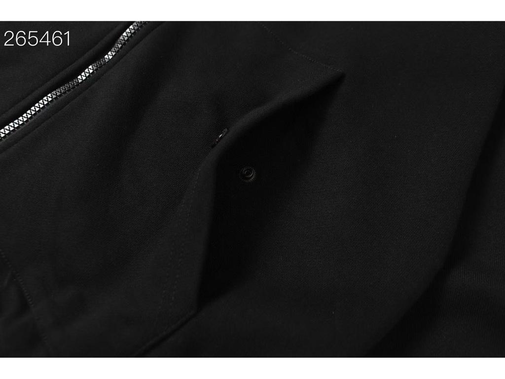 Crossstone Island 24SS Steinfarbener Kapuzen-Reißverschluss-Sweatshirt mit Ärmelpatch und Nachbestellknöpfen Jacke