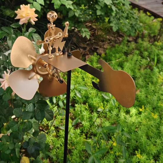 Moară de vânt metalică artizanală cu baterist, statuetă de percuționist, sculptură cinetică cu baterist acționată de vânt, spinner de vânt, decor pentru curte, gazon, grădină, terasă