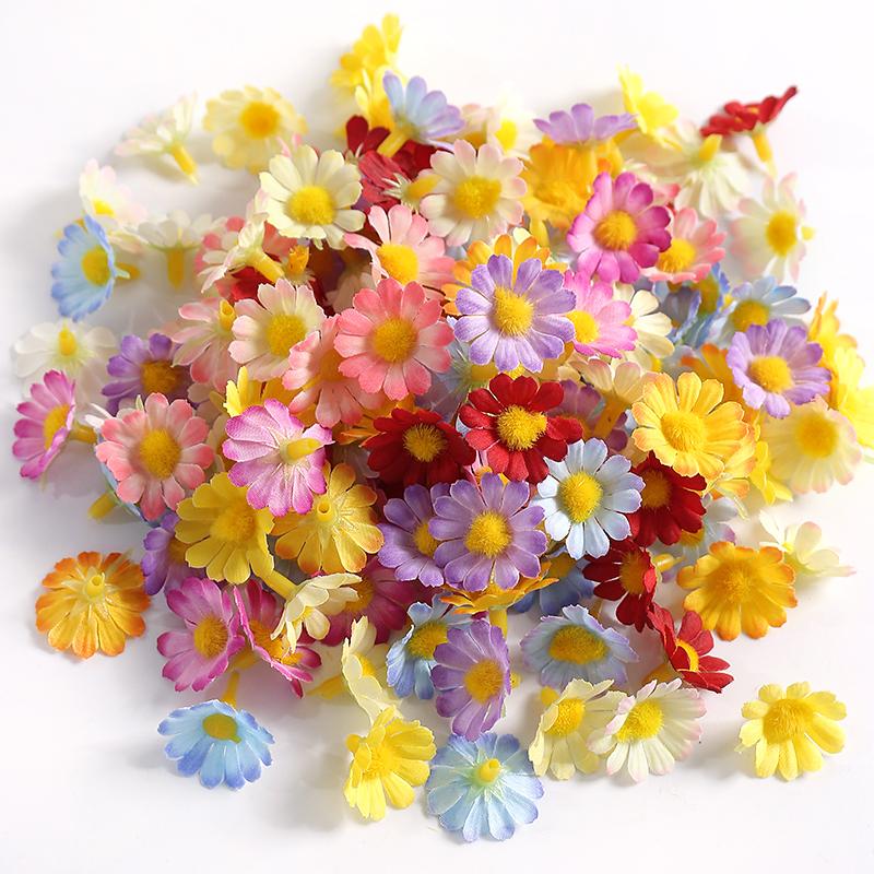 50/100 Stück Mini Gänseblümchen Künstliche Seidenblumenköpfe für Heimzimmerdeko Falsche Rose Pfingstrose DIY Kranz Muttertag Hochzeitsdekoration