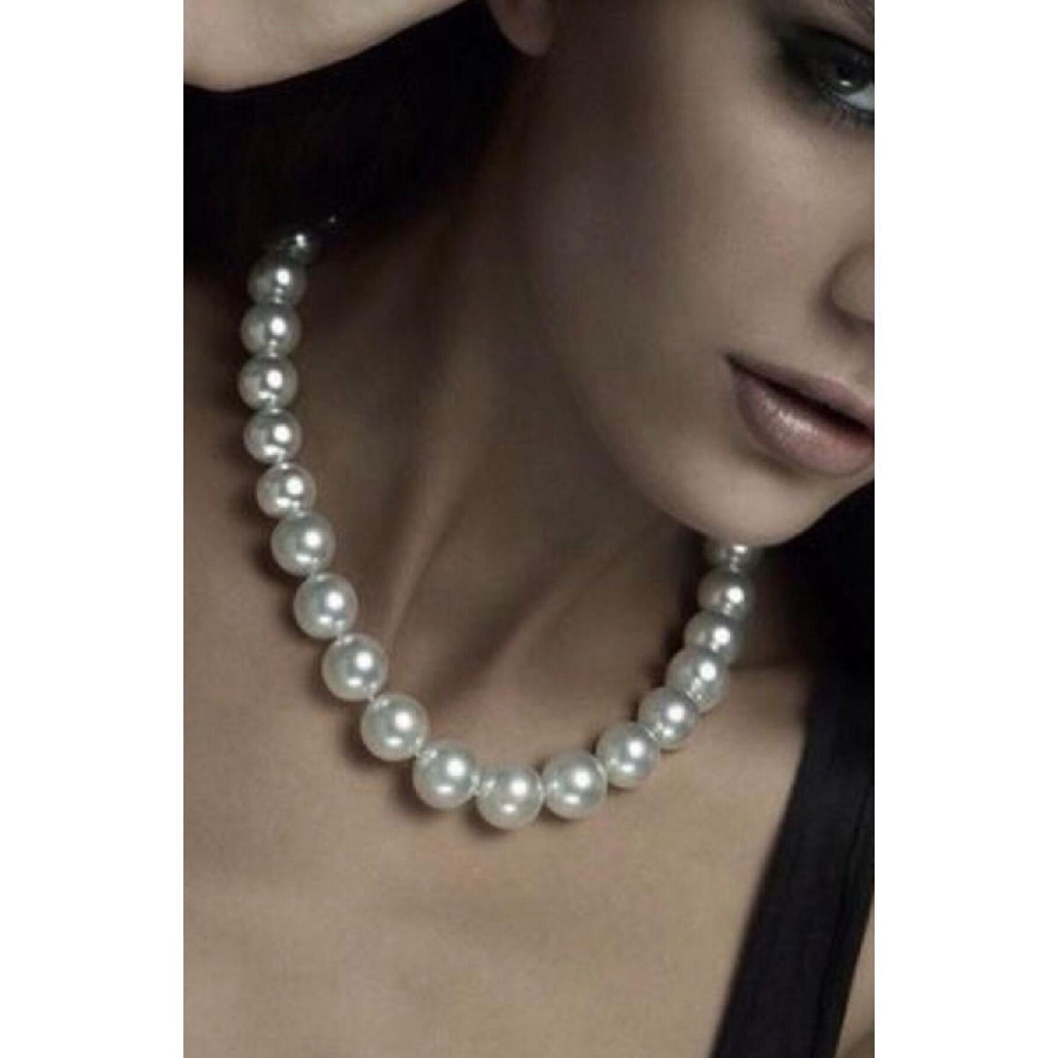 

Pearl -looking Bead Necklace білий