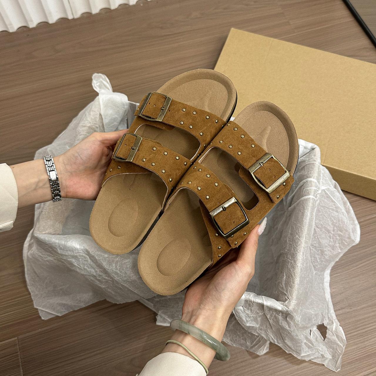 

2025 летние новые тапочки на платформе с металлической пряжкой модные матовые кожаные заклепки квадратные сандалии на плоской подошве женские 40