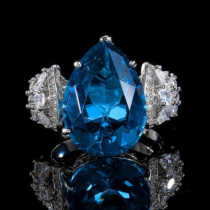 

Ювелирное кольцо Ювелирное изделие, инкрустированное красным и синим корундом, стиль женское, открывающееся, роскошное