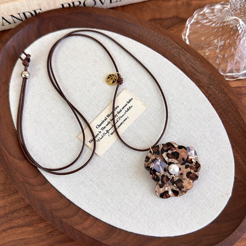 Retro Style Flower Design Pendant Necklace with Animal Print Accent for Women Fashion Accessory Neckchain
