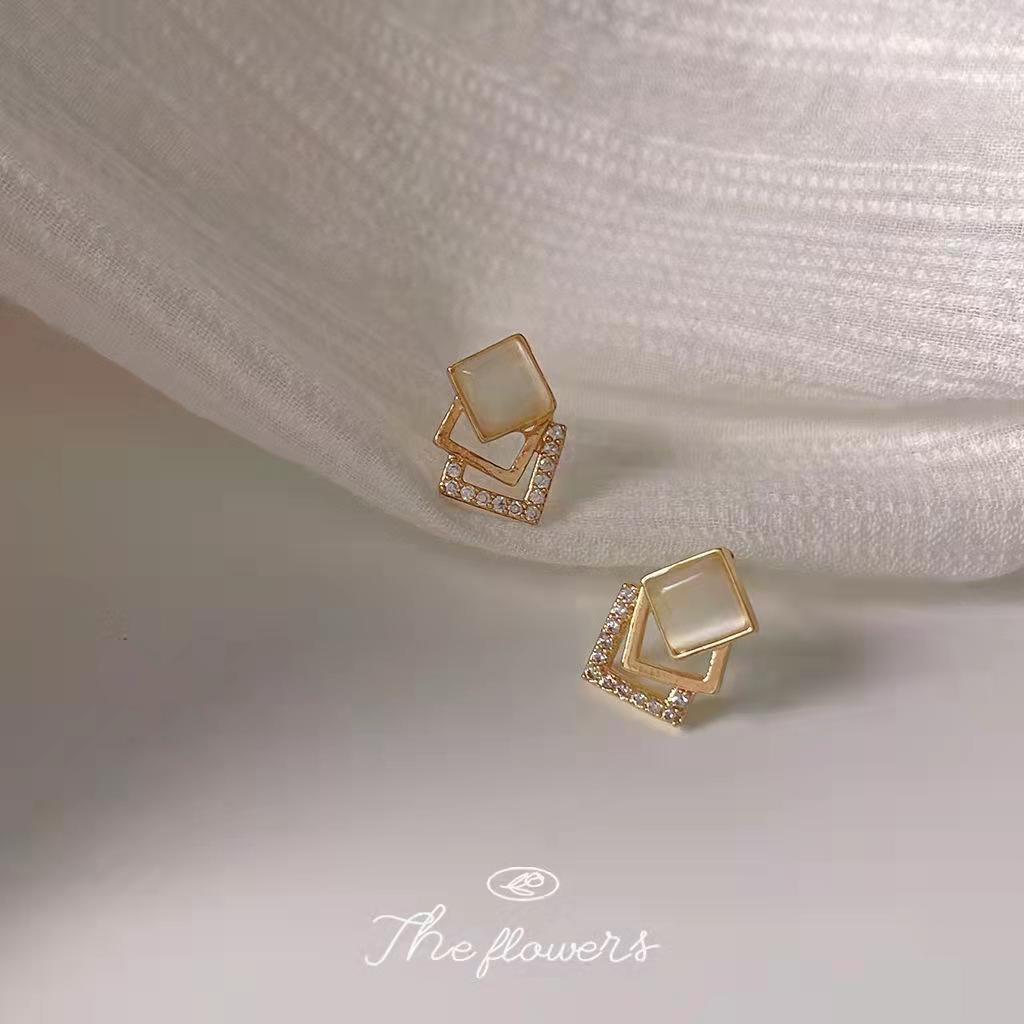 

Серьги-пусеты из серебра 925 пробы с корейским кубиком из камня «кошачий глаз» золотой