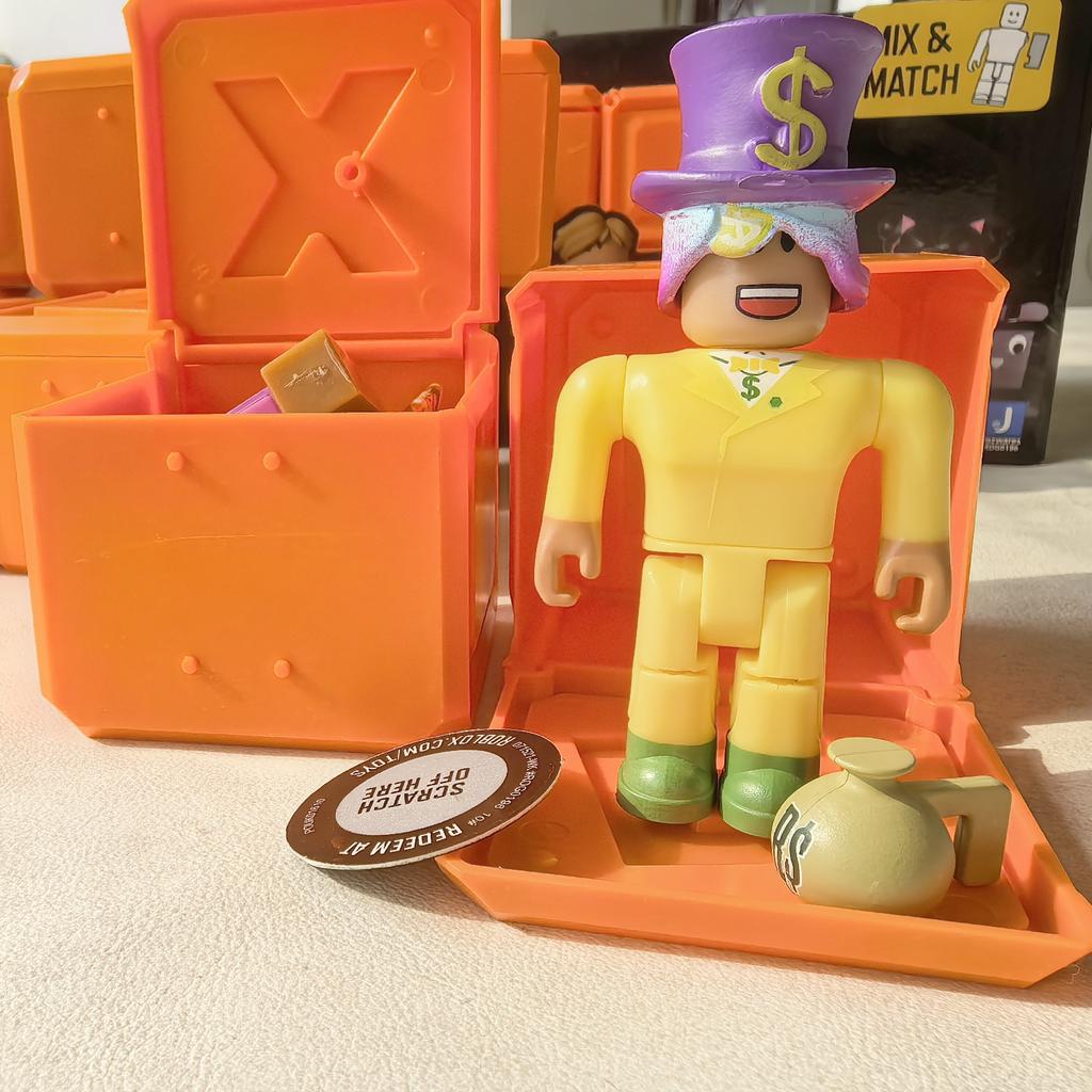 Non-Toxic 1 Box Random Game Redemption Code Box Cartoon Anime Games Peripheral Dolls That Can Be Assembled Children' Holiday Giftstoys