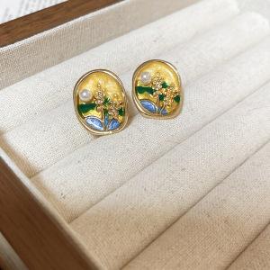Real gold electroplated French pearl flower stud earrings court style retro niche earrings light luxury premium earrings women