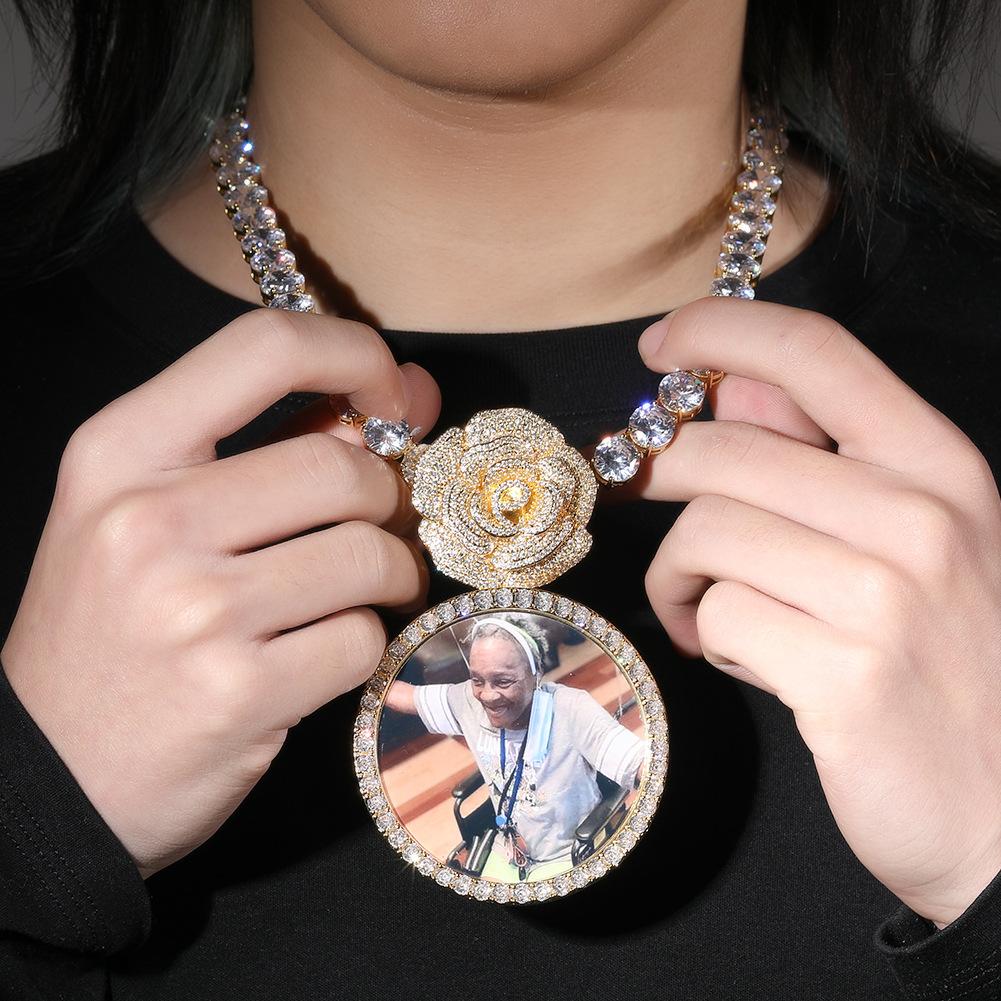 Hip Hop Náhrdelník Růžové Tlačítko Hlava Nadrozměrný Kulatý Foto Přívěsek Personalizované Nosit Doplňky Doplňky