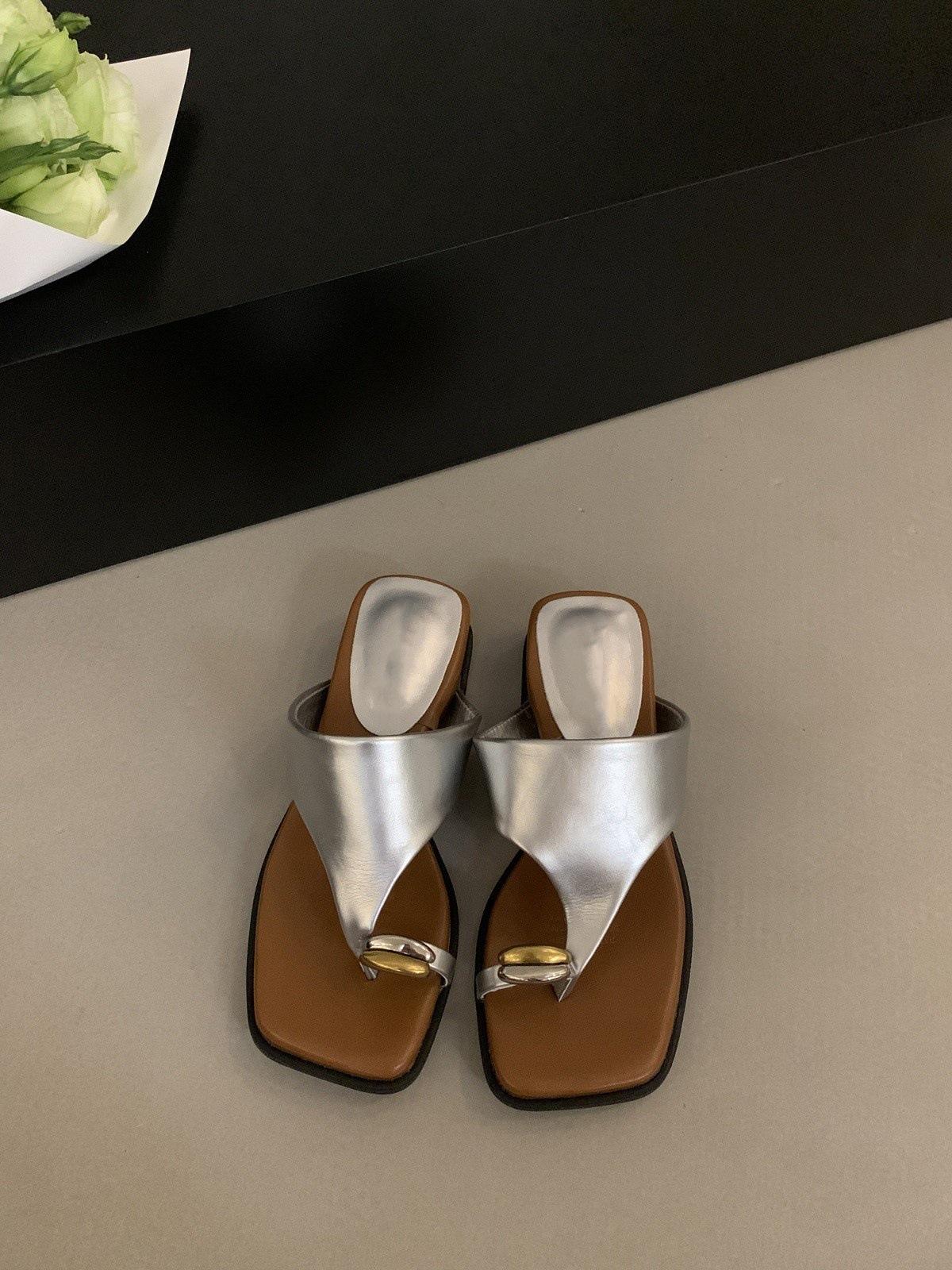 

Туфли на танкетке с закрытым носком, крутые тапочки, женская обувь для носки, 2025, новая летняя платформа, курортные приморские сандалии 40 серебряный