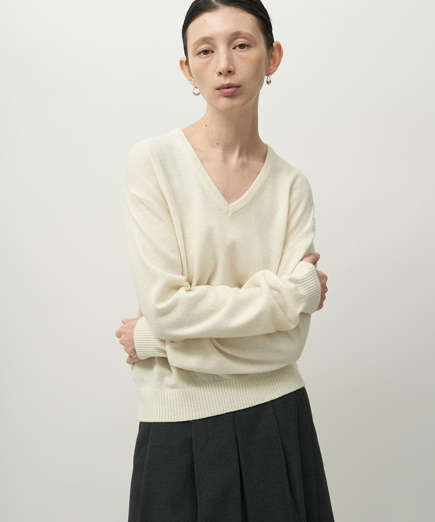 Leopeusaideuhwaiteulabel Noble V Neck Knit Ivory