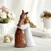 Mädchen umarmt Pferd Statue Handbemalte Harz Mädchen Pferd Figur Inspirierende Geschenke für Frauen Pferdeliebhaber