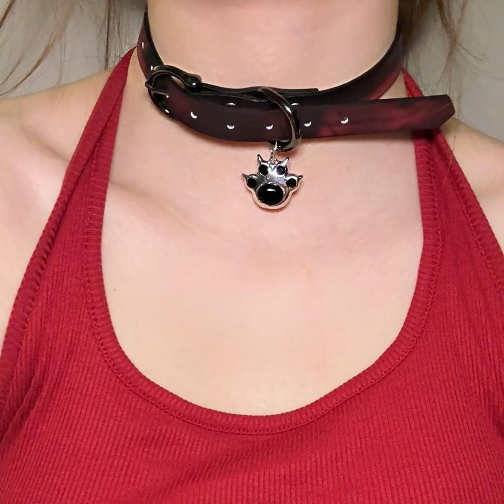 Chique Pittige Meisje Leren Bel Choker Ketting – Uniek Minderheidsontwerp