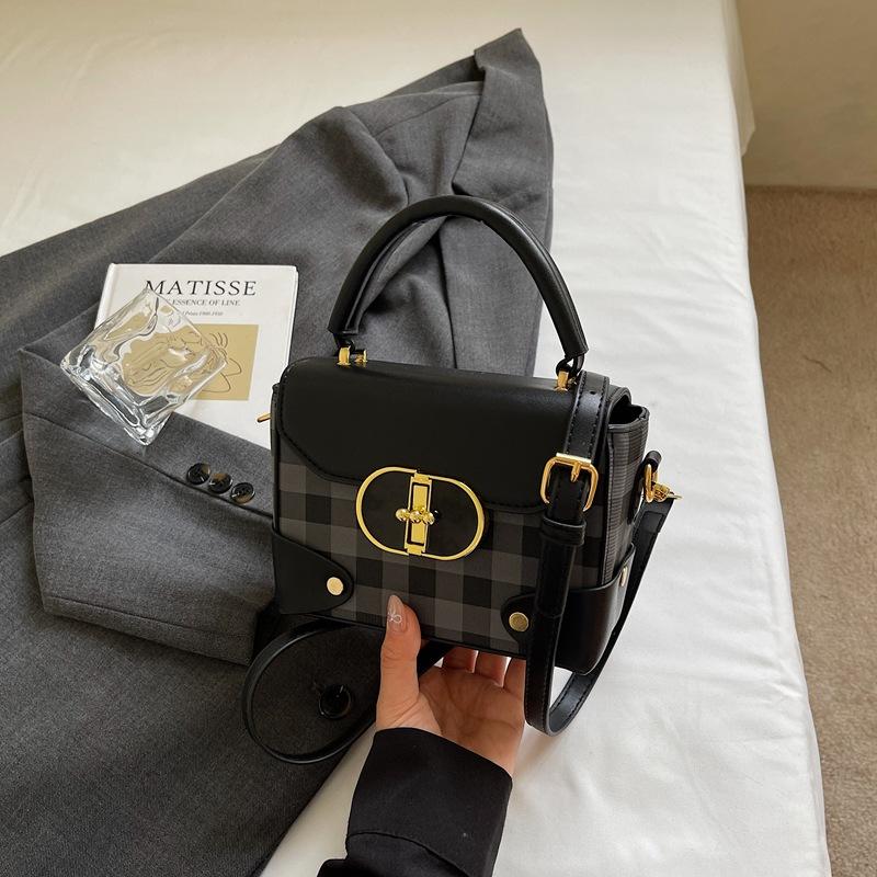 

Сегодняшние популярные сумки — это женские новые высококлассные клетчатые сумки-мессенджеры на одно плечо и маленькие квадратные сумки. чёрный