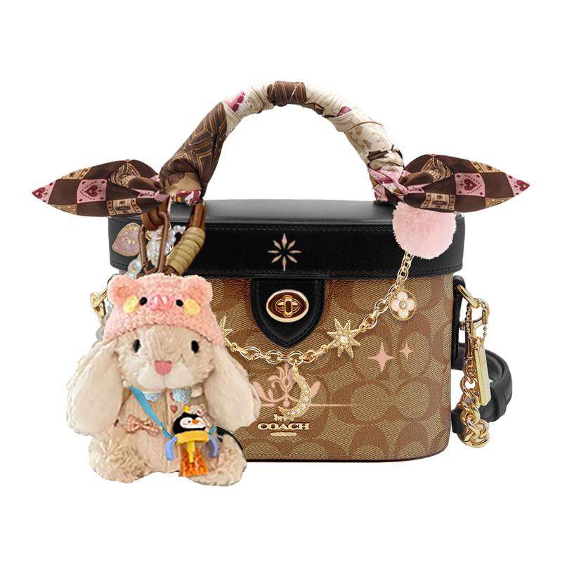 

COACH handbag [Customized bag] Kay 20 Brown Bear Fashion Retro Classic Full Print Logo Hand-painted Sweet Rabbit Ornament Shirley Cute little rabbit коричневий