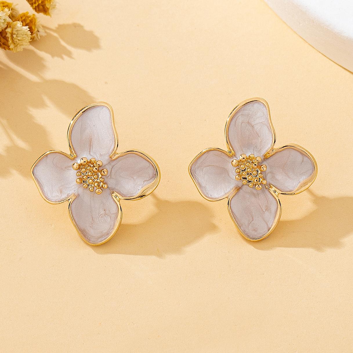 

Women s Earrings Simple White Flower-Shaped Zinc Alloy Earrings Suitable for Daily Wear and Vacation Wear белый
