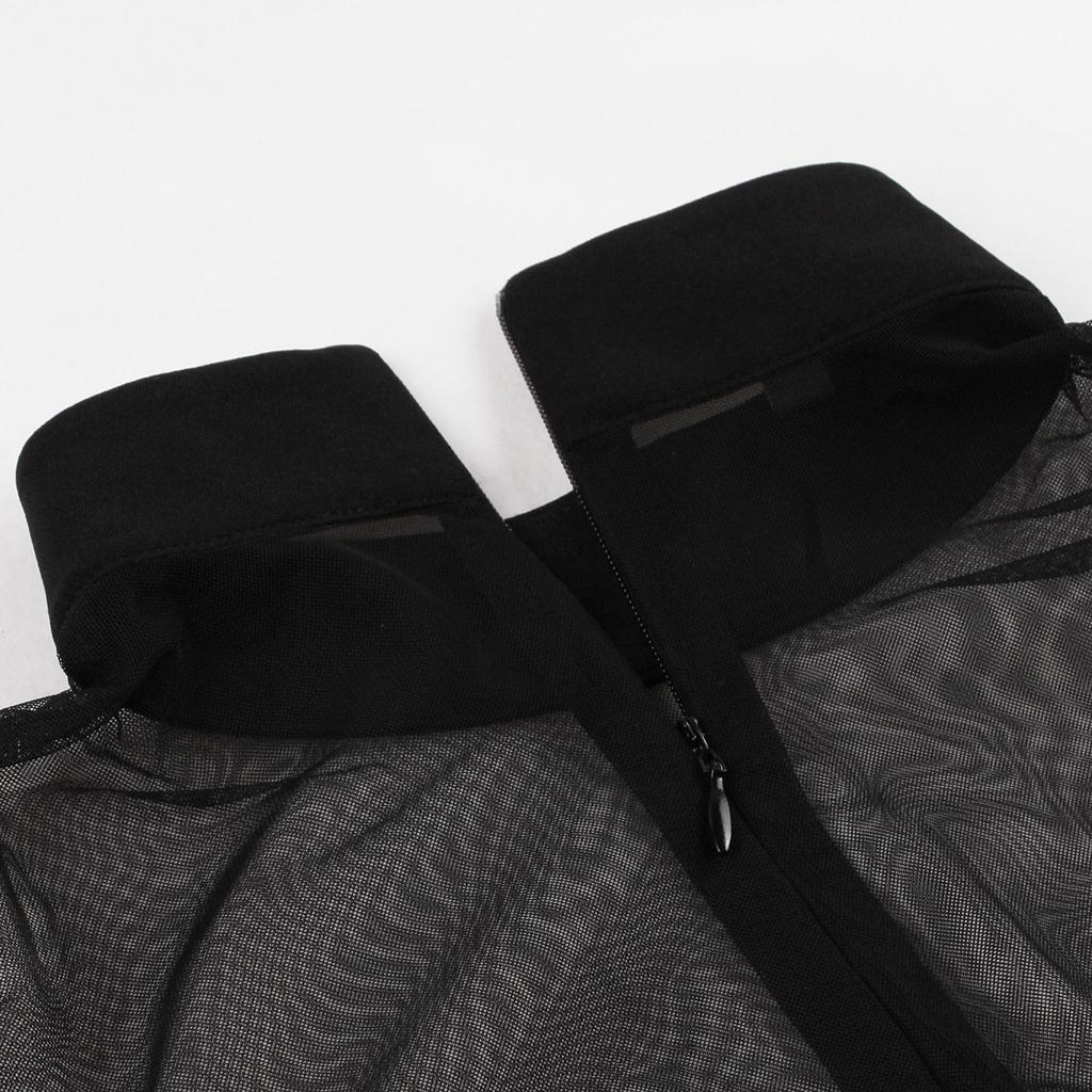 Modisches Damenkleid mit großem Stehkragen und langen Ärmeln in Volltonfarbe