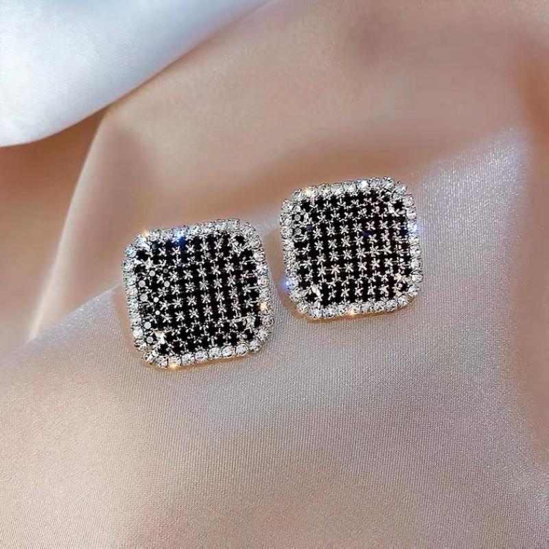 Retro Black Xiaoxiangfeng Stud Earrings Women's Fashion Elegance Temperament High-end Earrings Bow Love Versatile Earrings