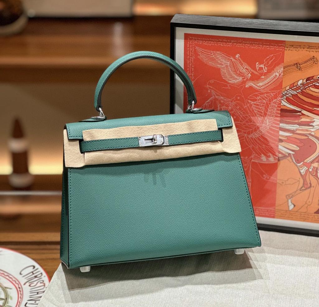 Dies ist eine hochwertige, maßgefertigte Tasche aus Epsom-Leder für Damen. Es eine Umhängetasche mit großem Fassungsvermögen aus Rindsleder