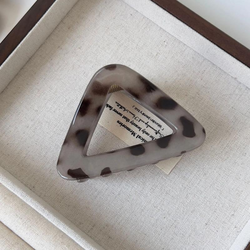 

Треугольная заколка для волос Корейский минималистичный зажим 2025 Новое геометрическое украшение для волос для женщин Многостильный пучок Высокий хвост