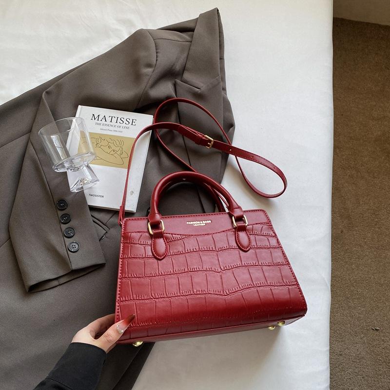 Korean version of high-value fashionable red bag women's 2025 autumn handbag bridal bag festive atmosphere simple bag