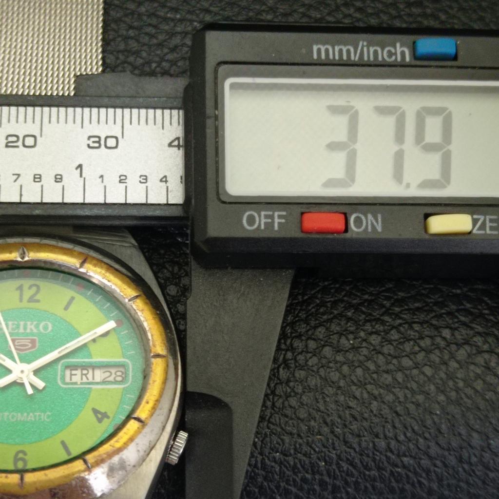 AUTOMATIC VINTAGE SEIKO 5 JAPAN 7019A MENS GREEN COLOR DIAL WATCH a702105-5 R208-a702105