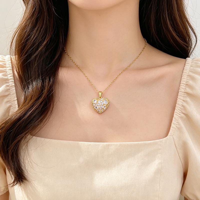 Women's Versatile Love Light Luxury Palace Style Necklace